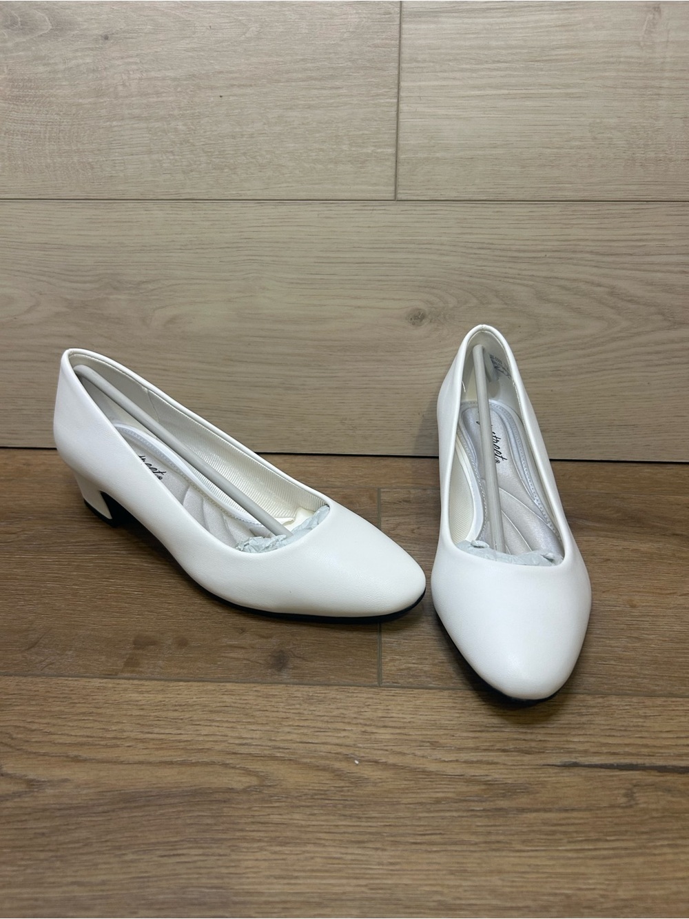 Easy Street Womens Prim Silver Satin 7 M